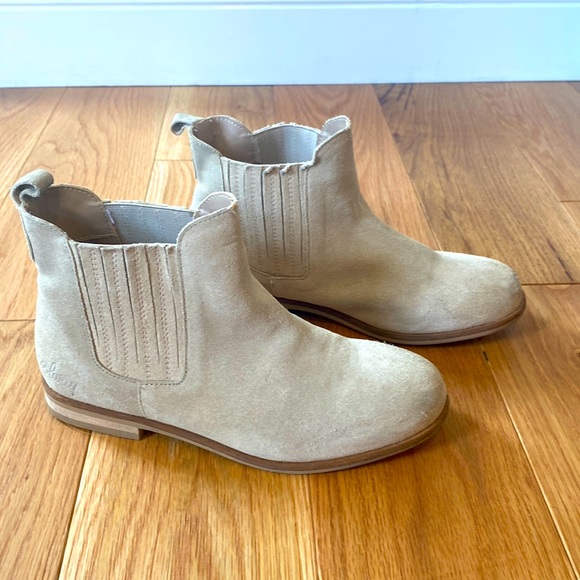 Super cute genuine suede booties - Picture 1 of 6